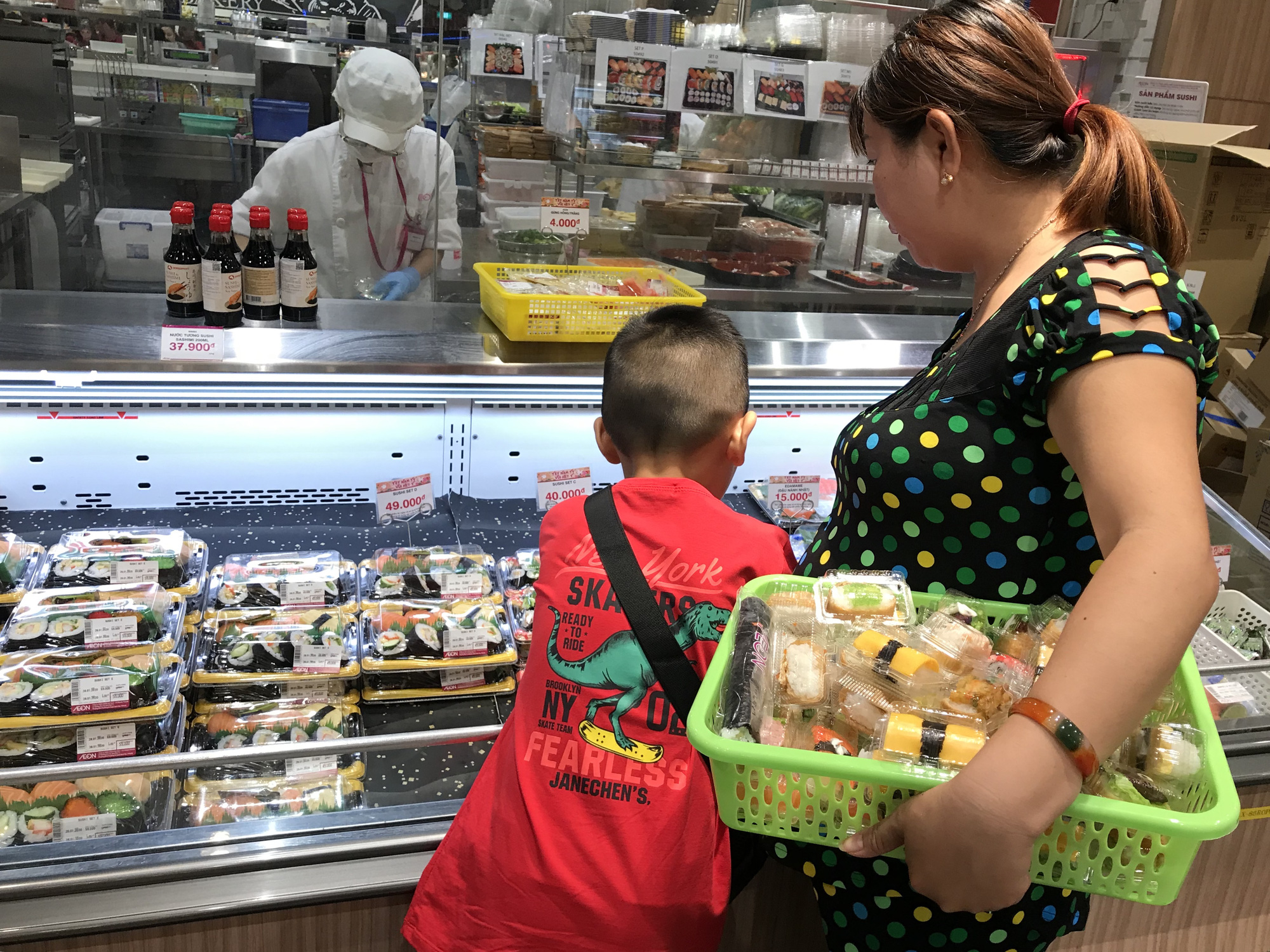 Trung tâm thương mại Sài Gòn quá tải ngày Tết, khách xếp hàng dài chờ đến lượt mua thức ăn, cà phê - Ảnh 7. Trung tâm thương mại Sài Gòn quá tải ngày Tết, khách xếp hàng dài chờ đến lượt mua thức ăn, cà phê - Ảnh 7.