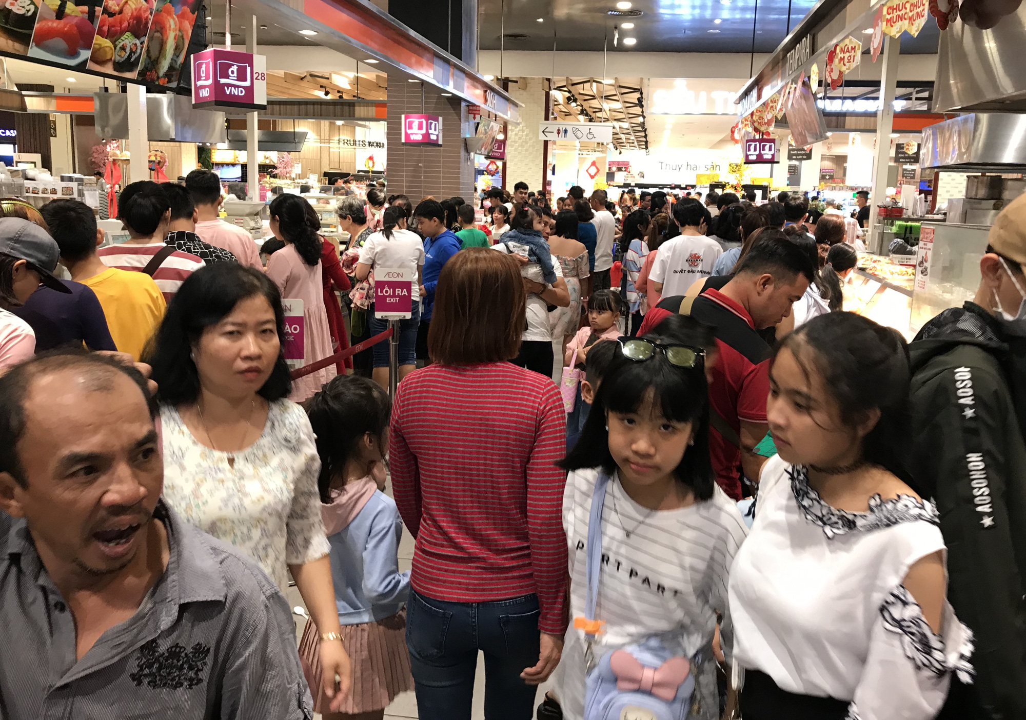 Trung tâm thương mại Sài Gòn quá tải ngày Tết, khách xếp hàng dài chờ đến lượt mua thức ăn, cà phê - Ảnh 1. Trung tâm thương mại Sài Gòn quá tải ngày Tết, khách xếp hàng dài chờ đến lượt mua thức ăn, cà phê - Ảnh 1.
