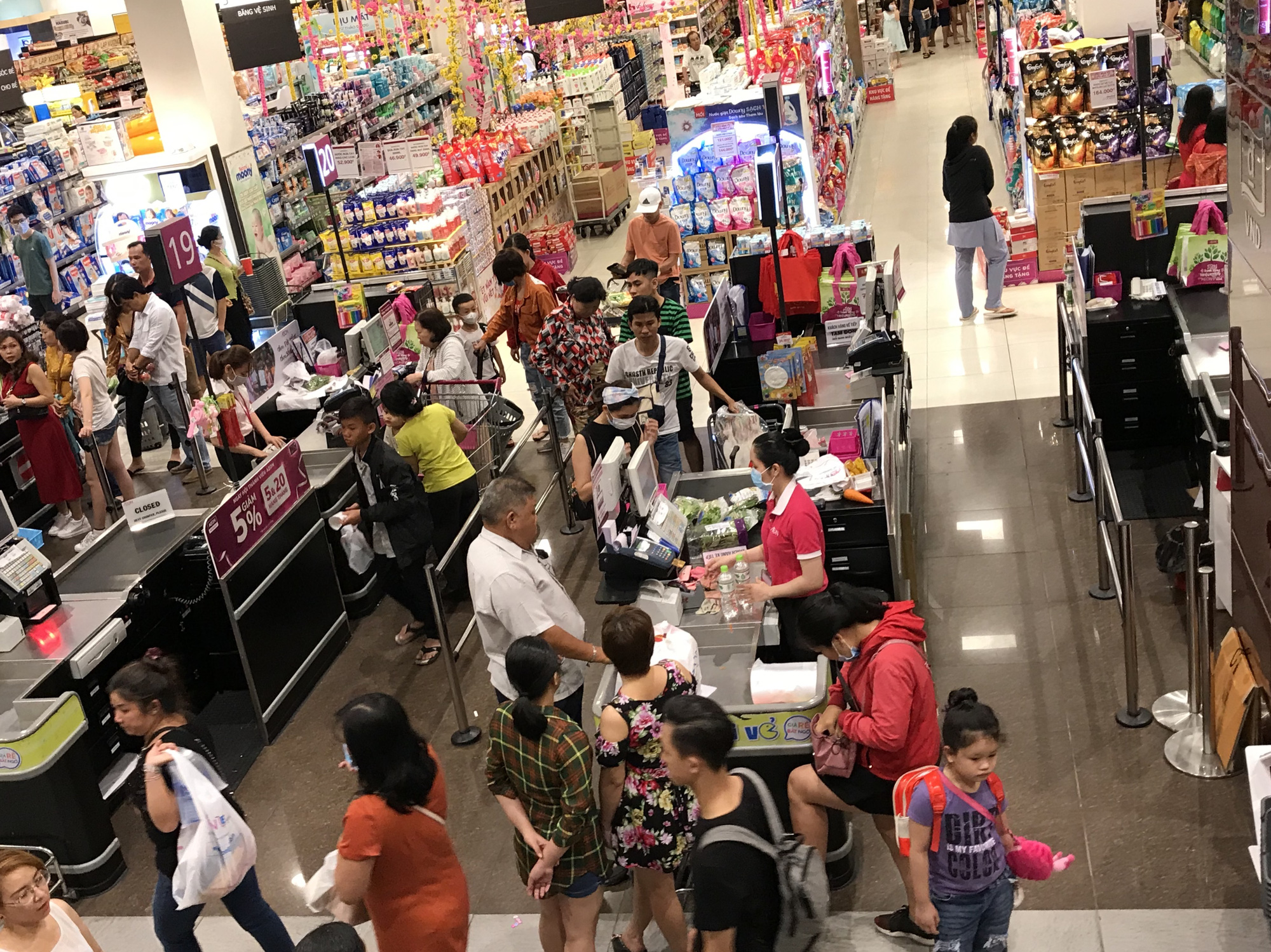 Trung tâm thương mại Sài Gòn quá tải ngày Tết, khách xếp hàng dài chờ đến lượt mua thức ăn, cà phê - Ảnh 12. Trung tâm thương mại Sài Gòn quá tải ngày Tết, khách xếp hàng dài chờ đến lượt mua thức ăn, cà phê - Ảnh 12.