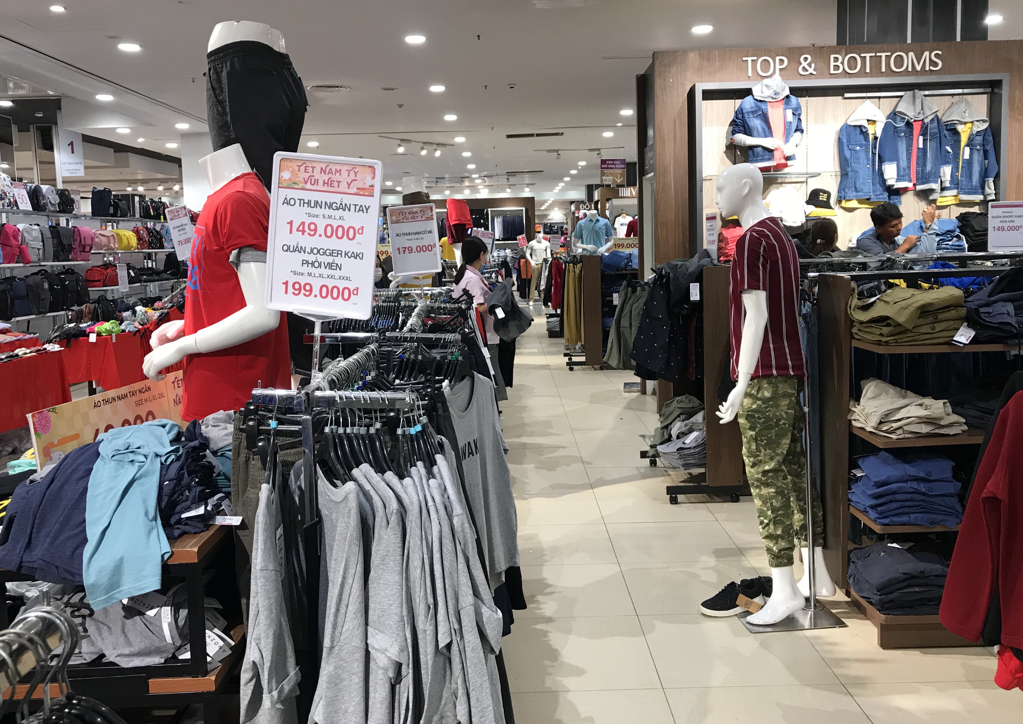 Trung tâm thương mại Sài Gòn quá tải ngày Tết, khách xếp hàng dài chờ đến lượt mua thức ăn, cà phê - Ảnh 14. Trung tâm thương mại Sài Gòn quá tải ngày Tết, khách xếp hàng dài chờ đến lượt mua thức ăn, cà phê - Ảnh 14.
