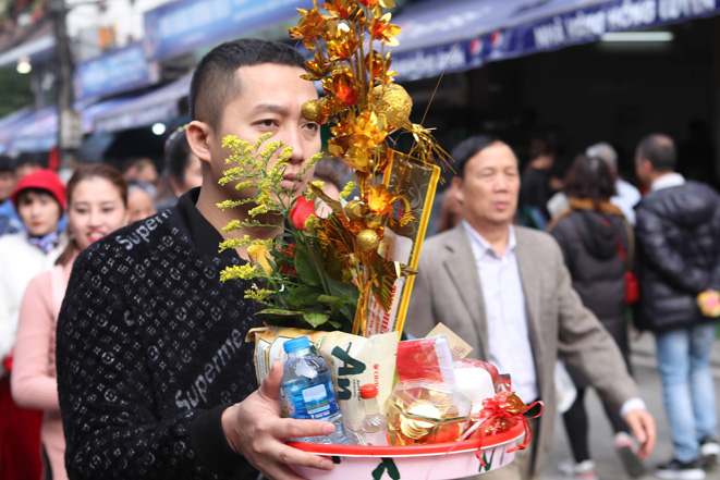 Dòng người kẹt cứng đi lễ Phủ Tây Hồ những ngày đầu năm mới - Ảnh 3. Dòng người kẹt cứng đi lễ Phủ Tây Hồ những ngày đầu năm mới - Ảnh 3.