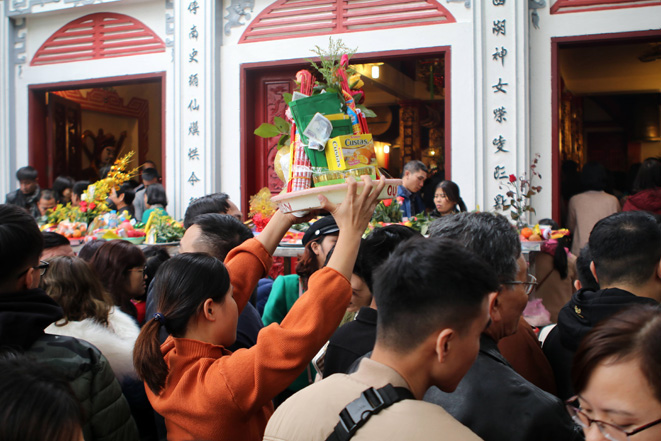 Dòng người kẹt cứng đi lễ Phủ Tây Hồ những ngày đầu năm mới - Ảnh 4. Dòng người kẹt cứng đi lễ Phủ Tây Hồ những ngày đầu năm mới - Ảnh 4.