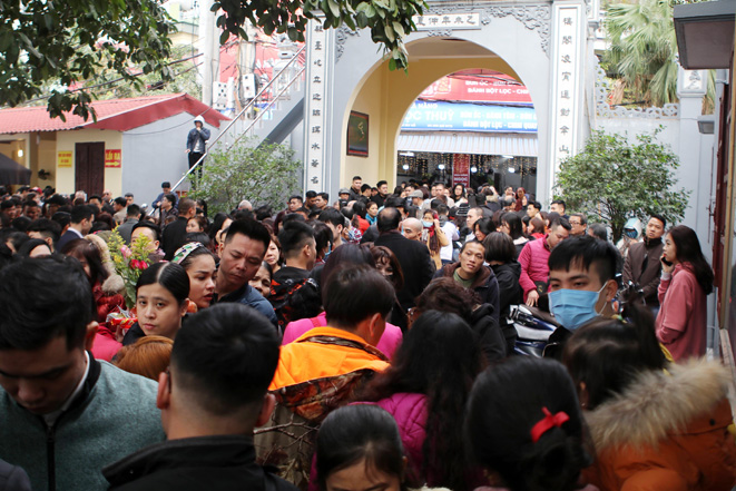Dòng người kẹt cứng đi lễ Phủ Tây Hồ những ngày đầu năm mới - Ảnh 2. Dòng người kẹt cứng đi lễ Phủ Tây Hồ những ngày đầu năm mới - Ảnh 2.