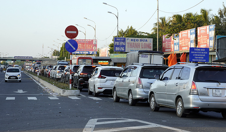 Kẹt xe gần 10 km hai bên cầu Rạch Miễu - Ảnh 3.
