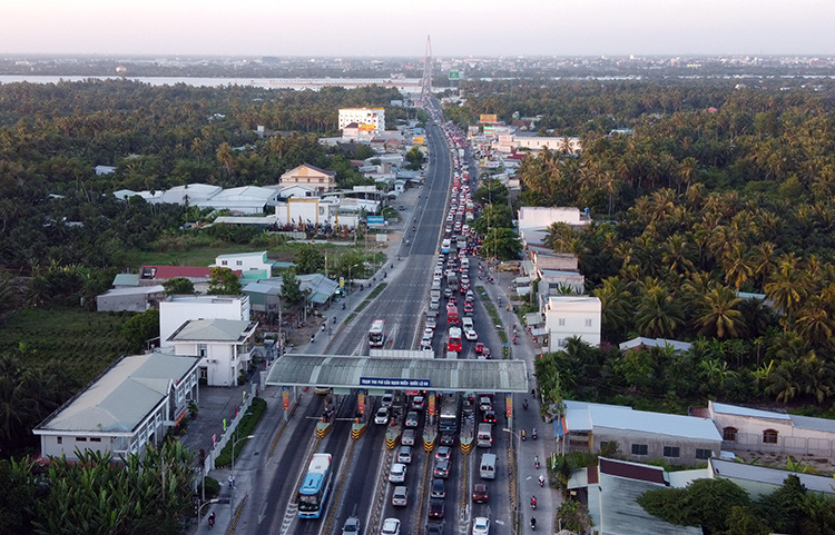 Kẹt xe gần 10 km hai bên cầu Rạch Miễu - Ảnh 1.