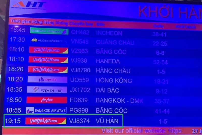 166 du khách Vũ Hán cuối cùng đã lên máy bay rời Đà Nẵng - Ảnh 1. 166 du khách Vũ Hán cuối cùng đã lên máy bay rời Đà Nẵng - Ảnh 1.