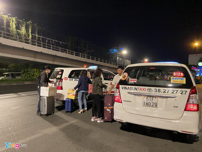 Mắc kẹt ở sân bay Tân Sơn Nhất đêm mùng 3 Tết vì không có taxi - Ảnh 2. Mắc kẹt ở sân bay Tân Sơn Nhất đêm mùng 3 Tết vì không có taxi - Ảnh 2.