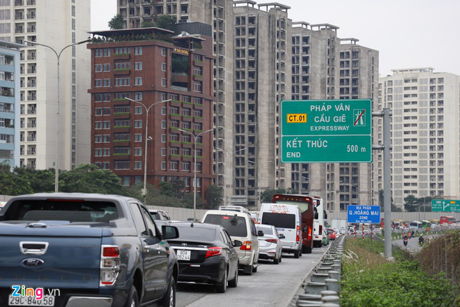 Người dân đổ về Hà Nội, cao tốc ùn tắc gần 10 km - Ảnh 1. Người dân đổ về Hà Nội, cao tốc ùn tắc gần 10 km - Ảnh 1.