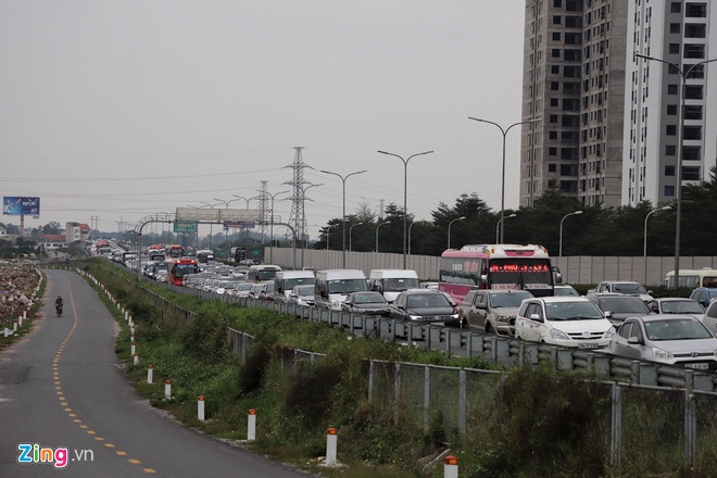 Người dân đổ về Hà Nội, cao tốc ùn tắc gần 10 km - Ảnh 9. Người dân đổ về Hà Nội, cao tốc ùn tắc gần 10 km - Ảnh 9.