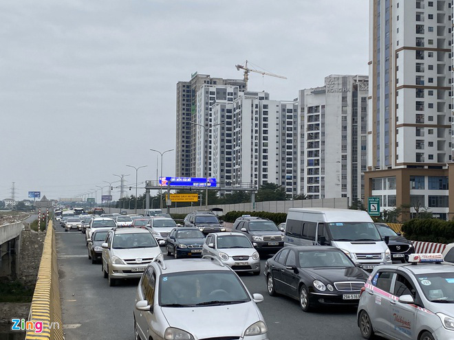 Người dân đổ về Hà Nội, cao tốc ùn tắc gần 10 km - Ảnh 4. Người dân đổ về Hà Nội, cao tốc ùn tắc gần 10 km - Ảnh 4.
