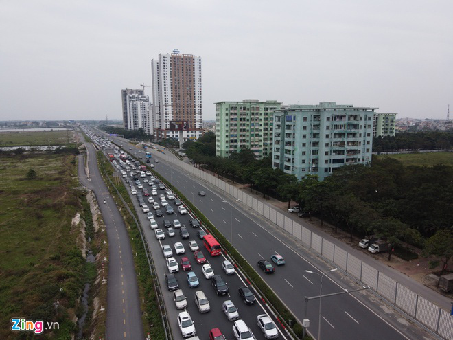 Người dân đổ về Hà Nội, cao tốc ùn tắc gần 10 km - Ảnh 5. Người dân đổ về Hà Nội, cao tốc ùn tắc gần 10 km - Ảnh 5.