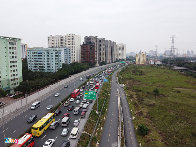 Người dân đổ về Hà Nội, cao tốc ùn tắc gần 10 km - Ảnh 6. Người dân đổ về Hà Nội, cao tốc ùn tắc gần 10 km - Ảnh 6.