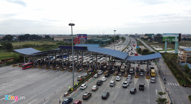 Người dân đổ về Hà Nội, cao tốc ùn tắc gần 10 km - Ảnh 7. Người dân đổ về Hà Nội, cao tốc ùn tắc gần 10 km - Ảnh 7.