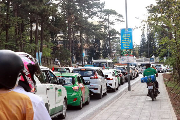 Tắc đường nghiêm trọng tại Đà Lạt, 3 tiếng nhích được 10km - Ảnh 1.