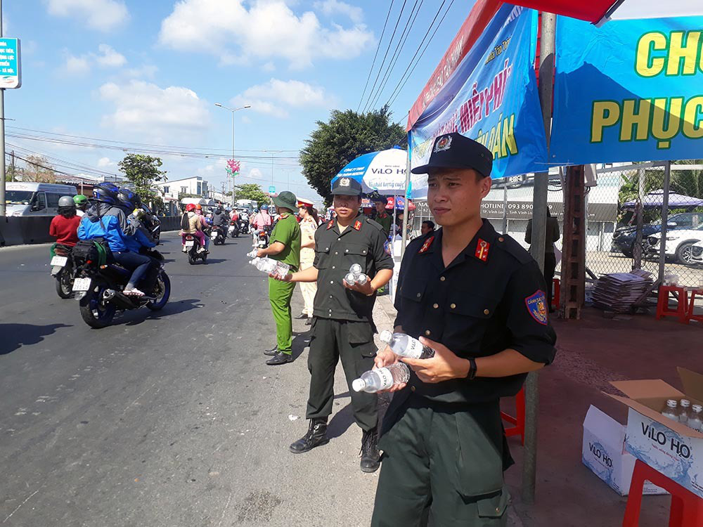 Nữ CSGT đội nắng phát nghìn chai nước suối cho người dân ngày mùng 5 Tết - Ảnh 5. Nữ CSGT đội nắng phát nghìn chai nước suối cho người dân ngày mùng 5 Tết - Ảnh 5.