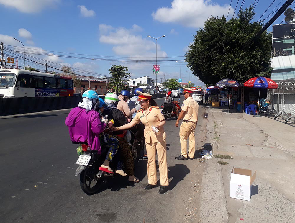 Nữ CSGT đội nắng phát nghìn chai nước suối cho người dân ngày mùng 5 Tết - Ảnh 2. Nữ CSGT đội nắng phát nghìn chai nước suối cho người dân ngày mùng 5 Tết - Ảnh 2.