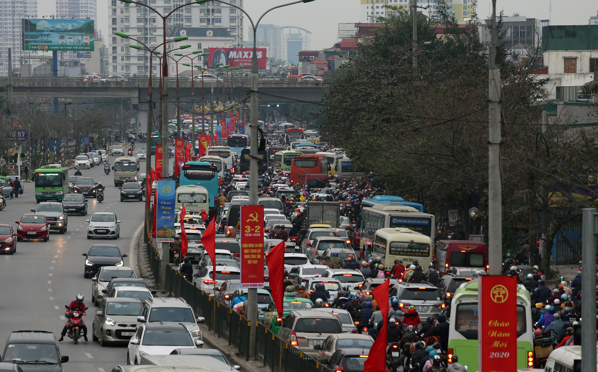 Xe máy 'nhích từng bước' ở cửa ngõ phía Nam Hà Nội ngày cuối nghỉ Tết - Ảnh 4. Xe máy 'nhích từng bước' ở cửa ngõ phía Nam Hà Nội ngày cuối nghỉ Tết - Ảnh 4.