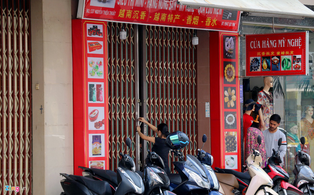 Đường vắng, quán đóng cửa khi ngưng đón khách Trung Quốc ở Nha Trang - Ảnh 3. Đường vắng, quán đóng cửa khi ngưng đón khách Trung Quốc ở Nha Trang - Ảnh 3.