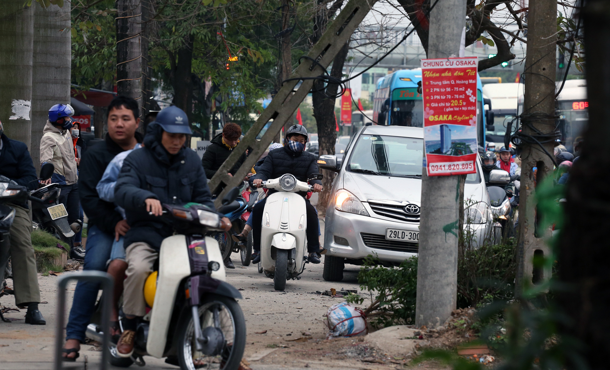 Xe máy 'nhích từng bước' ở cửa ngõ phía Nam Hà Nội ngày cuối nghỉ Tết - Ảnh 8. Xe máy 'nhích từng bước' ở cửa ngõ phía Nam Hà Nội ngày cuối nghỉ Tết - Ảnh 8.