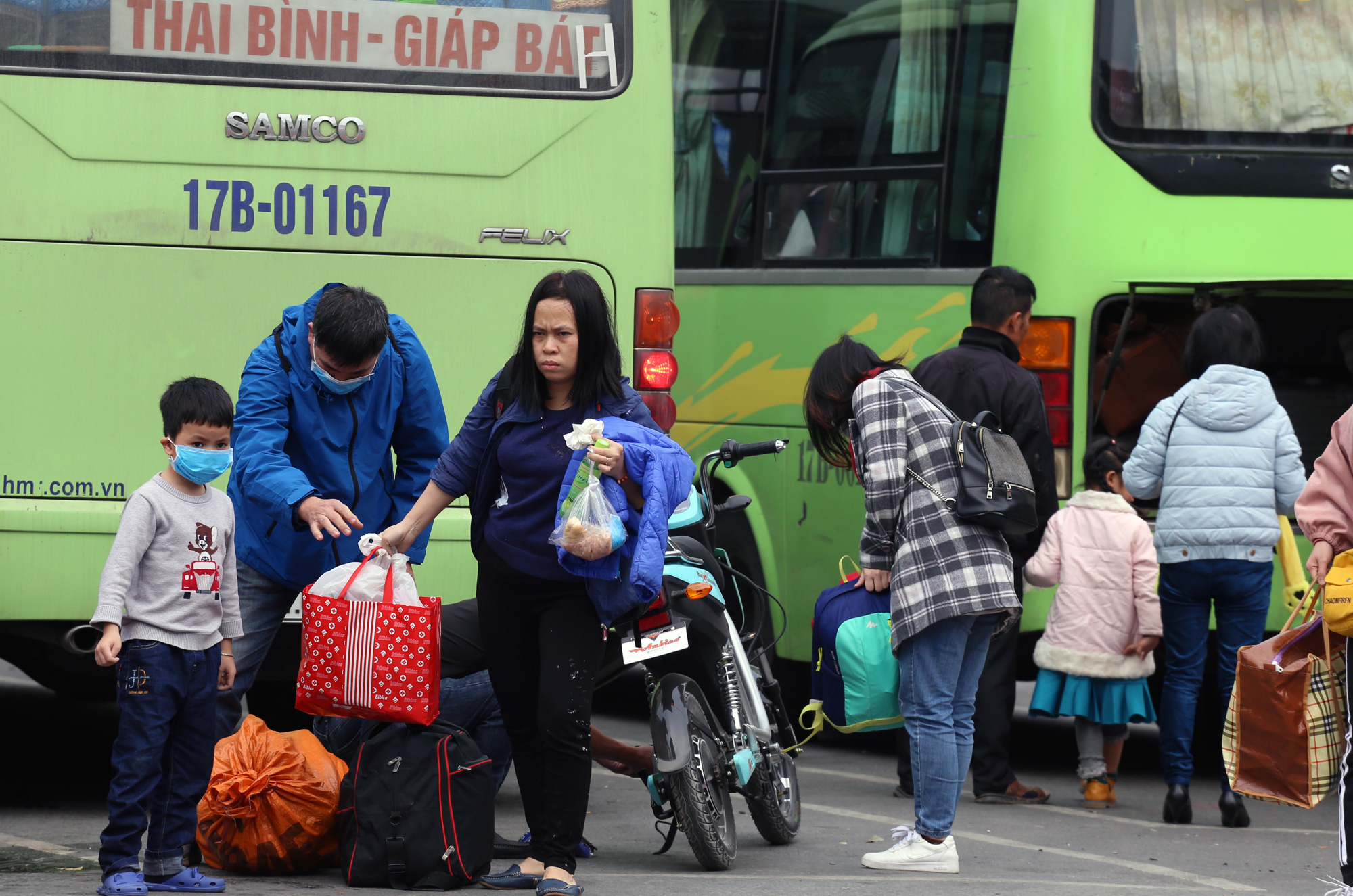 Ngày cuối nghỉ Tết: Cao tốc Pháp Vân tắc dài, người dân xuống xe khách đi bộ - Ảnh 9. Ngày cuối nghỉ Tết: Cao tốc Pháp Vân tắc dài, người dân xuống xe khách đi bộ - Ảnh 9.