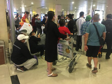 Sân bay Tân Sơn Nhất bắt đầu đông đúc sau kì nghỉ Tết