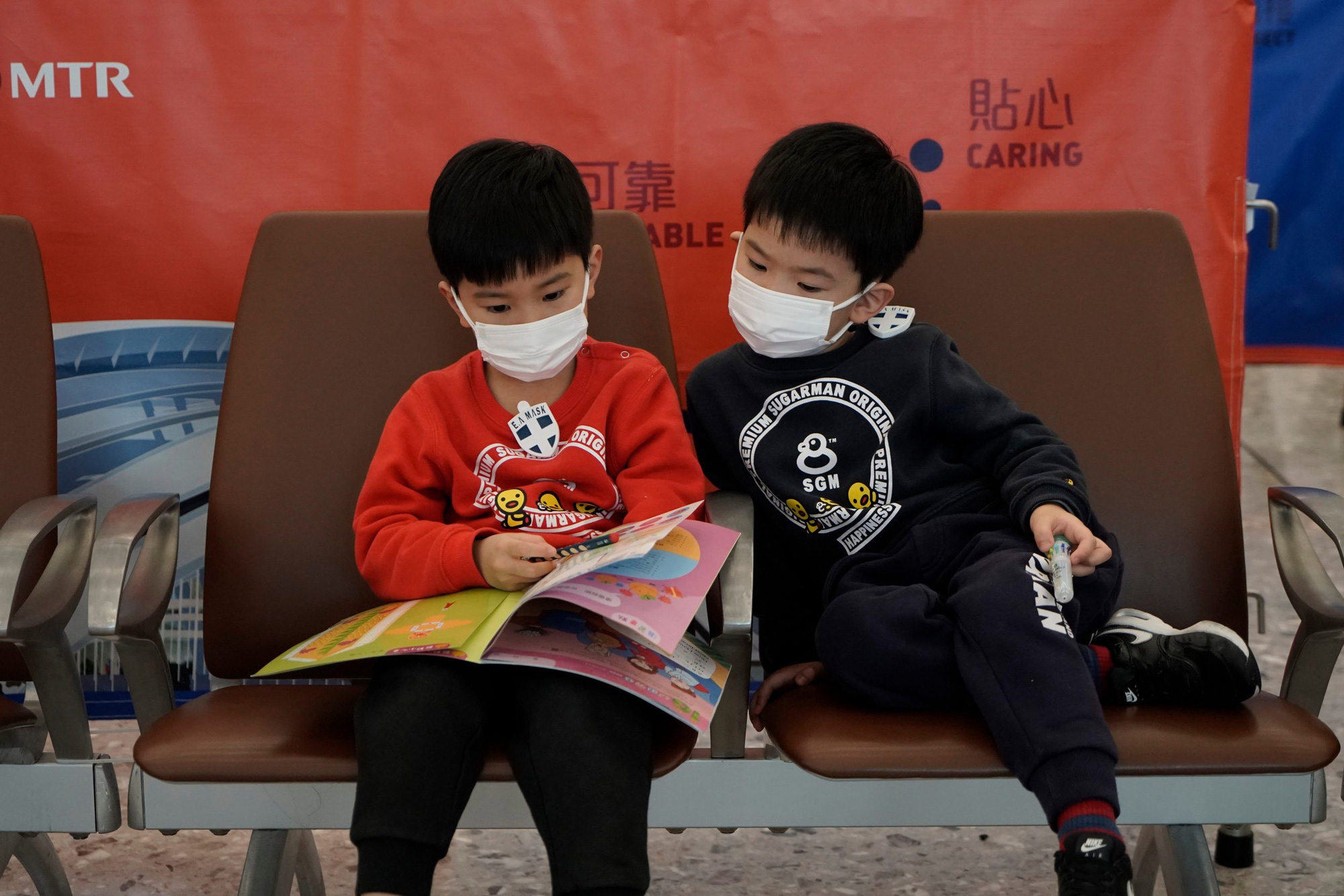 Công nhân Trung Quốc, Singapore… bỏ ăn Tết để sản xuất khẩu trang chống đại dịch virus corona - Ảnh 1. Công nhân Trung Quốc, Singapore… bỏ ăn Tết để sản xuất khẩu trang chống đại dịch virus corona - Ảnh 1.