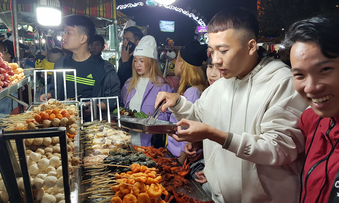 Đà Lạt 'thất thủ': Lòng vòng tìm chỗ nghỉ, dựng lều ngủ bên bờ hồ - Ảnh 7.