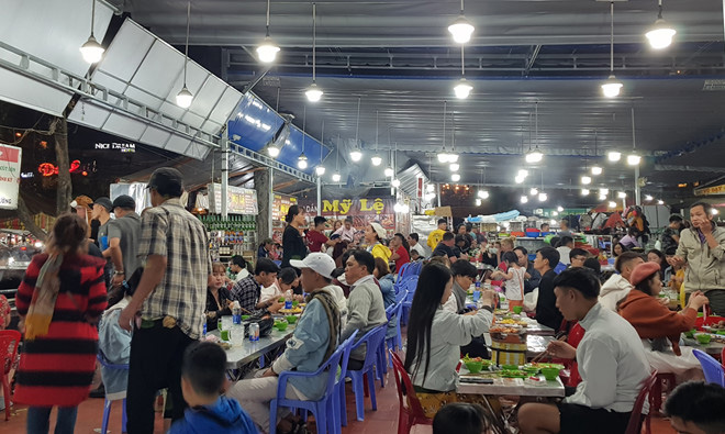 Đà Lạt 'thất thủ': Lòng vòng tìm chỗ nghỉ, dựng lều ngủ bên bờ hồ - Ảnh 8.
