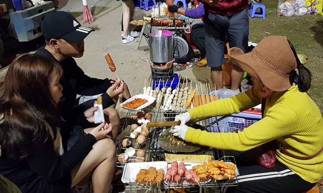 Đà Lạt 'thất thủ': Lòng vòng tìm chỗ nghỉ, dựng lều ngủ bên bờ hồ - Ảnh 9.