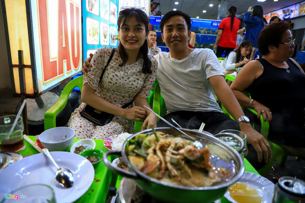 Người dân đổ về Vũng Tàu, quán nhậu kín khách đến nửa đêm - Ảnh 5. Người dân đổ về Vũng Tàu, quán nhậu kín khách đến nửa đêm - Ảnh 5.