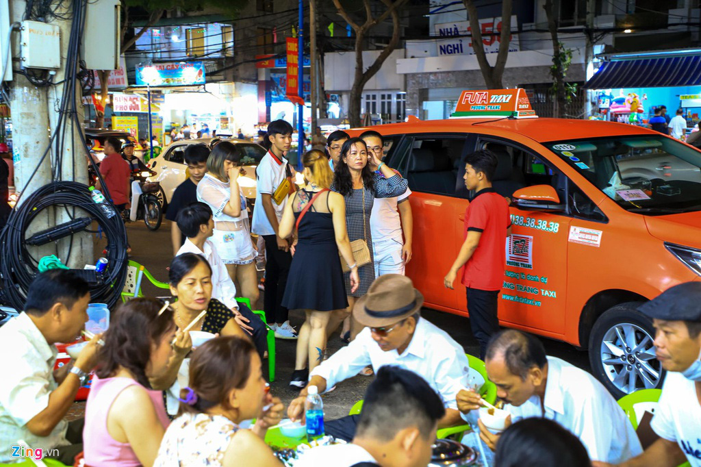 Người dân đổ về Vũng Tàu, quán nhậu kín khách đến nửa đêm - Ảnh 3. Người dân đổ về Vũng Tàu, quán nhậu kín khách đến nửa đêm - Ảnh 3.