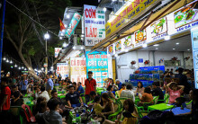 Người dân đổ về Vũng Tàu, quán nhậu kín khách đến nửa đêm