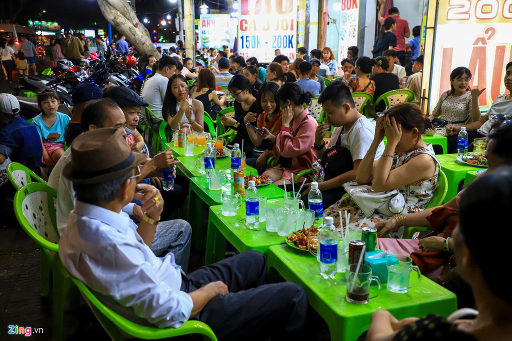 Người dân đổ về Vũng Tàu, quán nhậu kín khách đến nửa đêm - Ảnh 7. Người dân đổ về Vũng Tàu, quán nhậu kín khách đến nửa đêm - Ảnh 7.