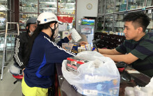 Siêu thị, cửa hàng tiện lợi ở Sài Gòn 'cháy' khẩu trang,  chạy 4-5 nơi đều báo hết