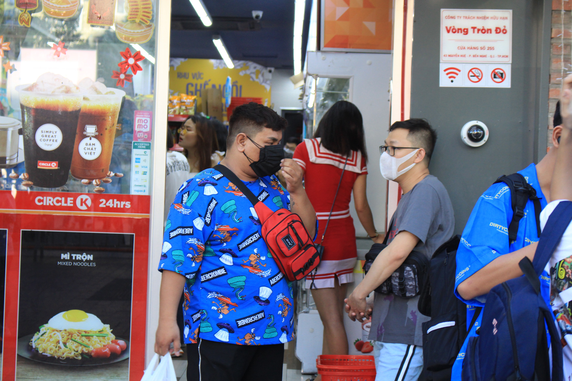 Sợ viêm phổi Vũ Hán, khẩu trang tại Sài Gòn cháy hàng, chạy 4-5 nơi đều báo hết - Ảnh 3. Sợ viêm phổi Vũ Hán, khẩu trang tại Sài Gòn cháy hàng, chạy 4-5 nơi đều báo hết - Ảnh 3.