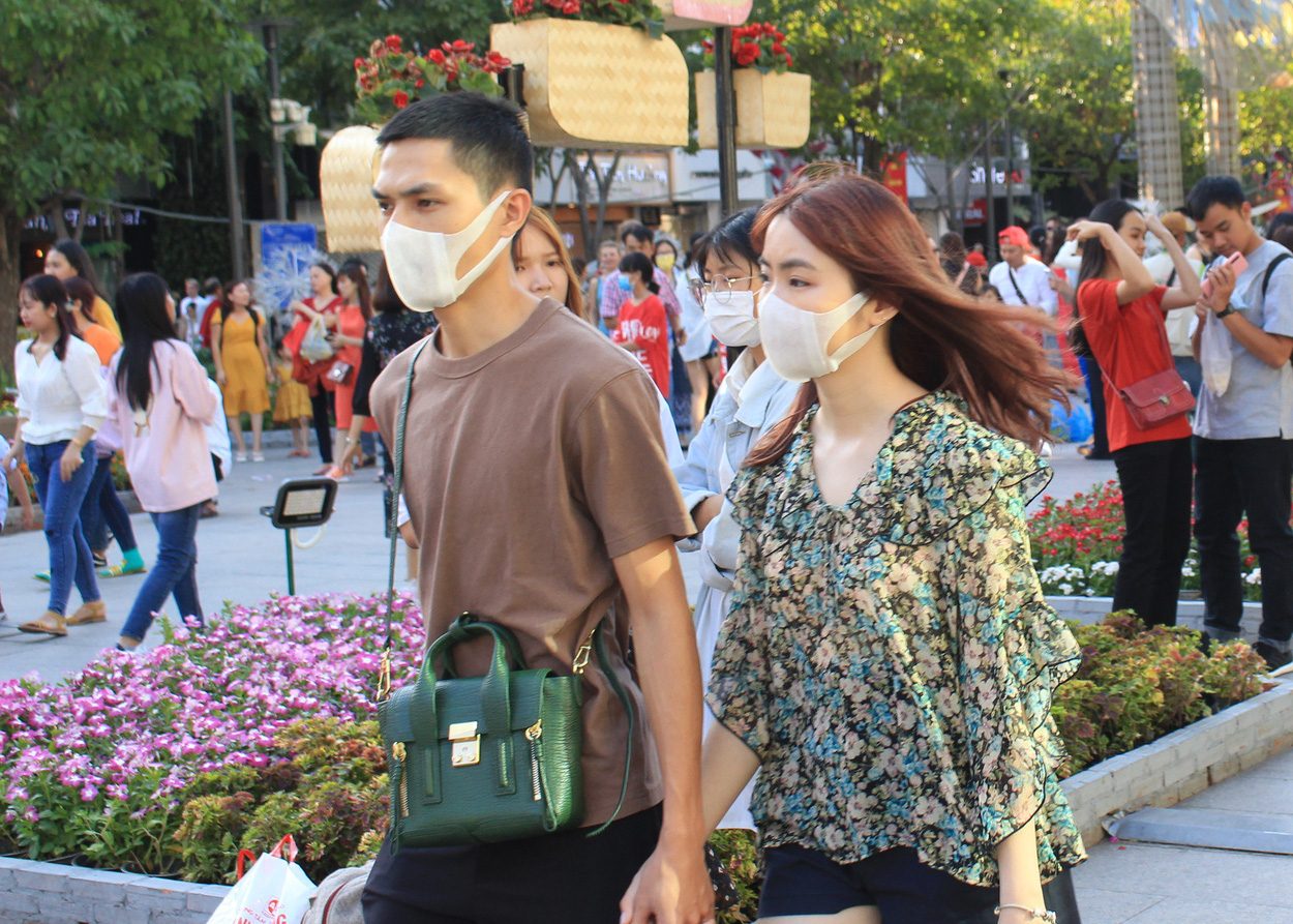 TP HCM ra chỉ thị khẩn: Có đủ khẩu trang, nước sát khuẩn đúng giá phòng viêm phổi Vũ Hán - Ảnh 2.