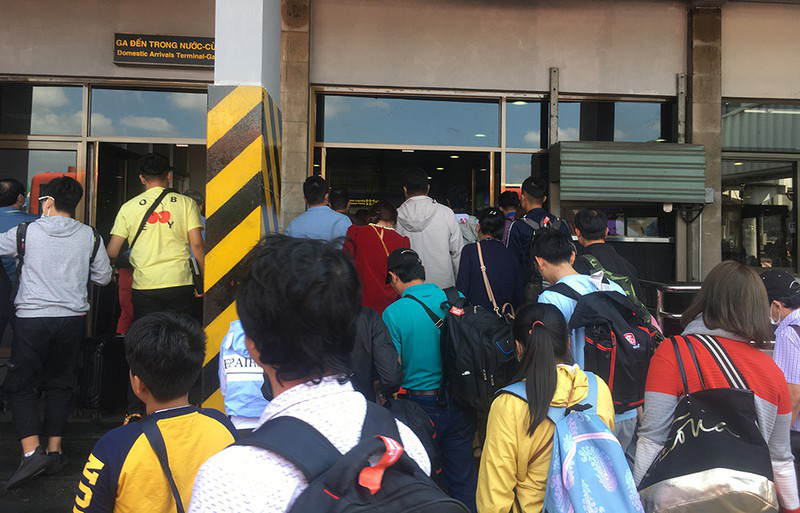 Sân bay Tân Sơn Nhất bắt đầu đông đúc sau kì nghỉ Tết - Ảnh 2. Sân bay Tân Sơn Nhất bắt đầu đông đúc sau kì nghỉ Tết - Ảnh 2.