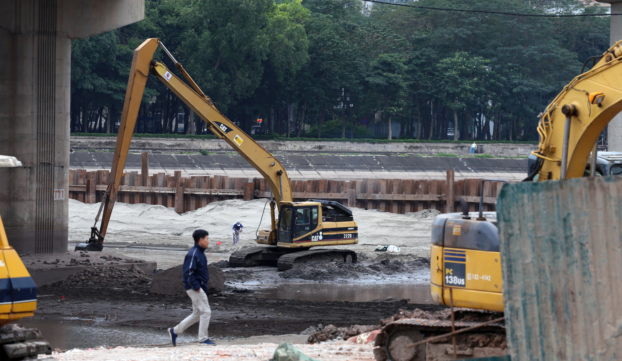 Gấp rút xây cầu vượt thấp qua hồ Linh Đàm, giải tỏa ùn tắc nút giao Pháp Vân - Giải Phóng - Ảnh 12. Gấp rút xây cầu vượt thấp qua hồ Linh Đàm, giải tỏa ùn tắc nút giao Pháp Vân - Giải Phóng - Ảnh 12.