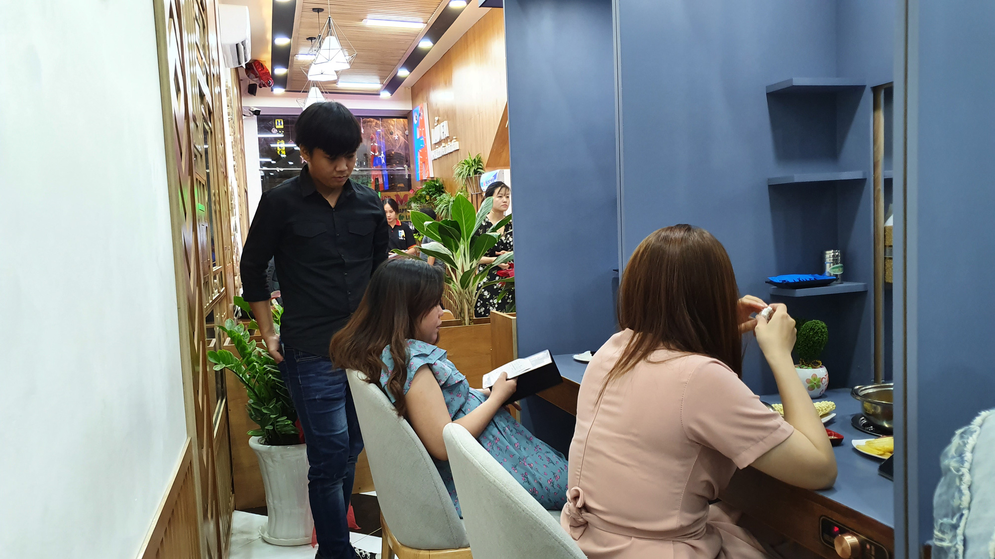 Quán lẩu giúp khách hàng thoát ế tại TP HCM với giá chỉ hơn 100.000 đồng - Ảnh 2. Quán lẩu giúp khách hàng thoát ế tại TP HCM với giá chỉ hơn 100.000 đồng - Ảnh 2.