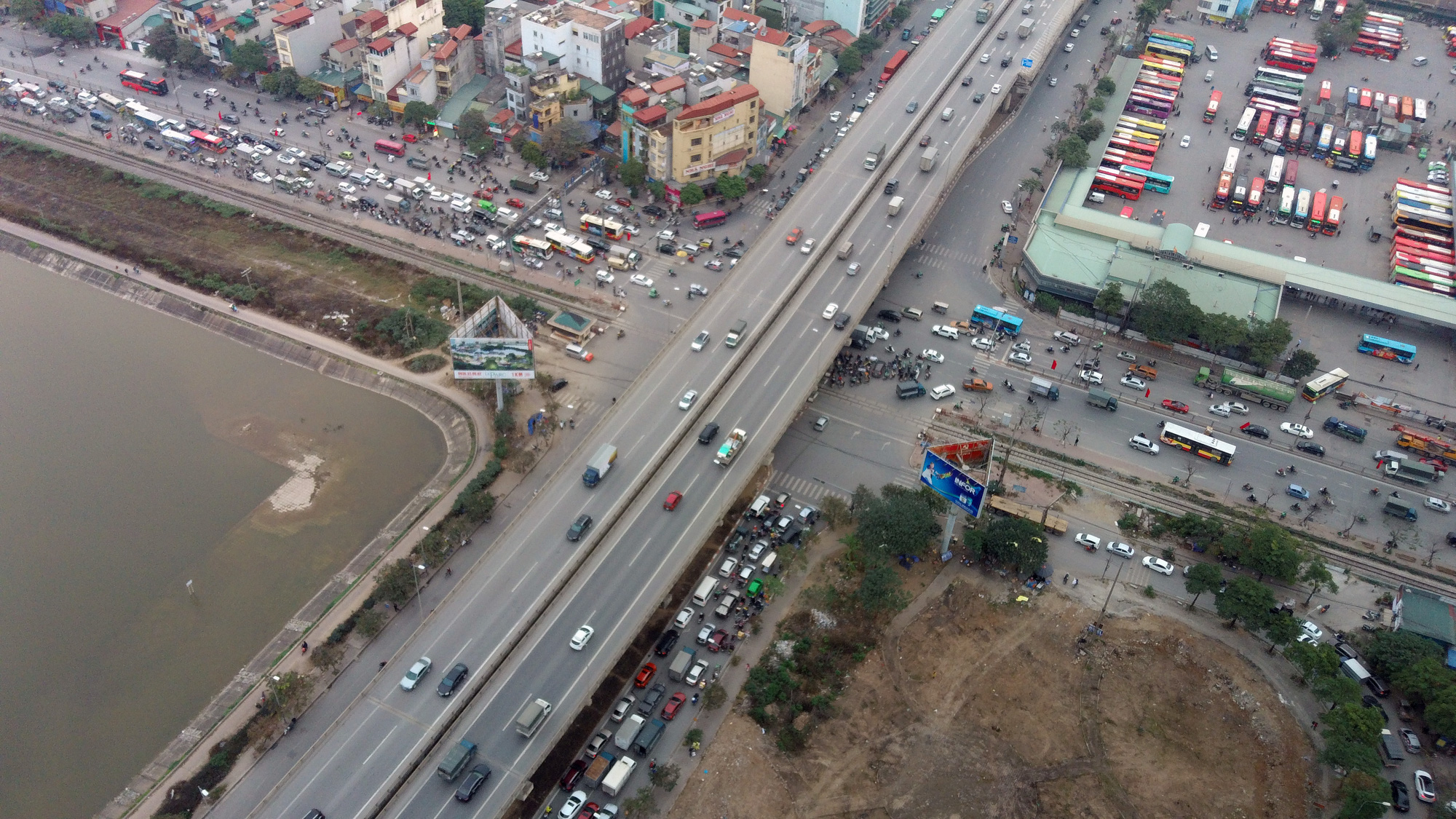 Gấp rút xây cầu vượt thấp qua hồ Linh Đàm, giải tỏa ùn tắc nút giao Pháp Vân - Giải Phóng - Ảnh 9. Gấp rút xây cầu vượt thấp qua hồ Linh Đàm, giải tỏa ùn tắc nút giao Pháp Vân - Giải Phóng - Ảnh 9.