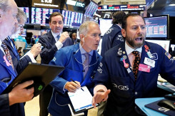 Dow Jones tăng 330 điểm phiên đầu năm