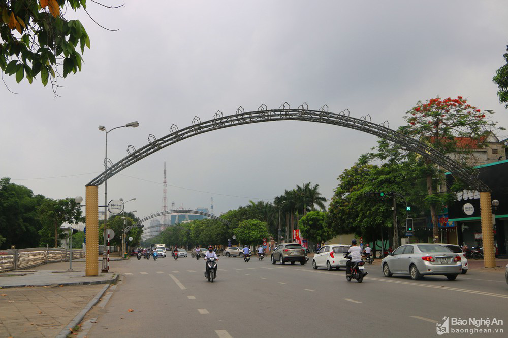 TP Vinh: Lo đất tăng giá, người dân chen chân làm thủ tục giao dịch - Ảnh 4. TP Vinh: Lo đất tăng giá, người dân chen chân làm thủ tục giao dịch - Ảnh 4.