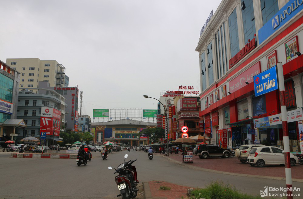 TP Vinh: Lo đất tăng giá, người dân chen chân làm thủ tục giao dịch - Ảnh 3. TP Vinh: Lo đất tăng giá, người dân chen chân làm thủ tục giao dịch - Ảnh 3.