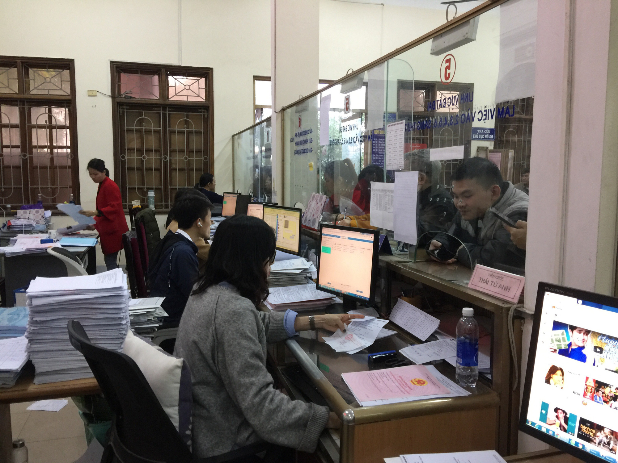 TP Vinh: Lo đất tăng giá, người dân chen chân làm thủ tục giao dịch - Ảnh 2. TP Vinh: Lo đất tăng giá, người dân chen chân làm thủ tục giao dịch - Ảnh 2.