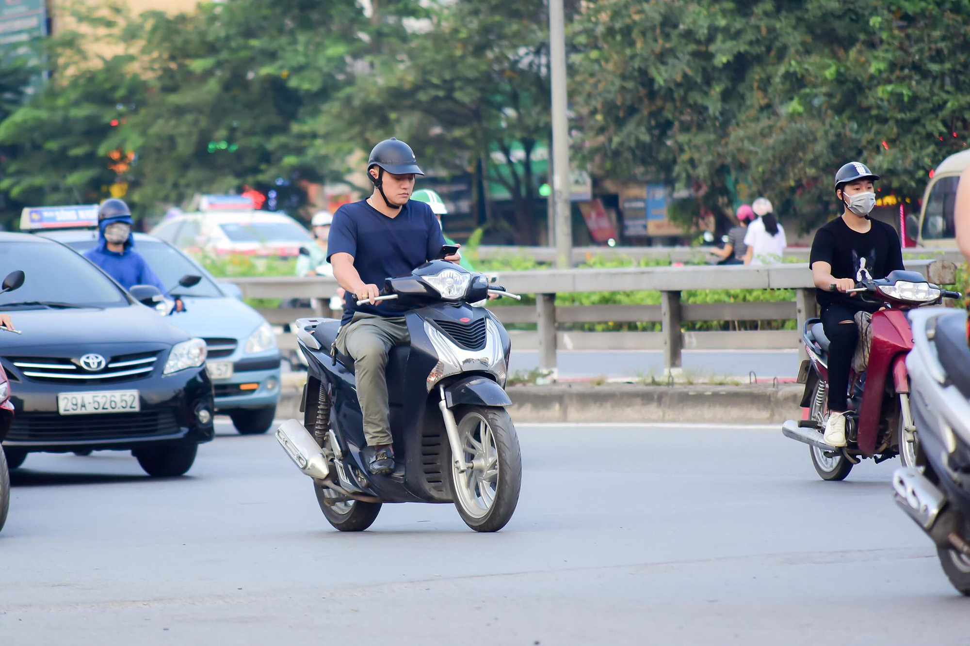 Dùng điện thoại và đeo tai nghe cũng sẽ bị phạt theo nghị định 100 - Ảnh 1. Dùng điện thoại và đeo tai nghe cũng sẽ bị phạt theo nghị định 100 - Ảnh 1.