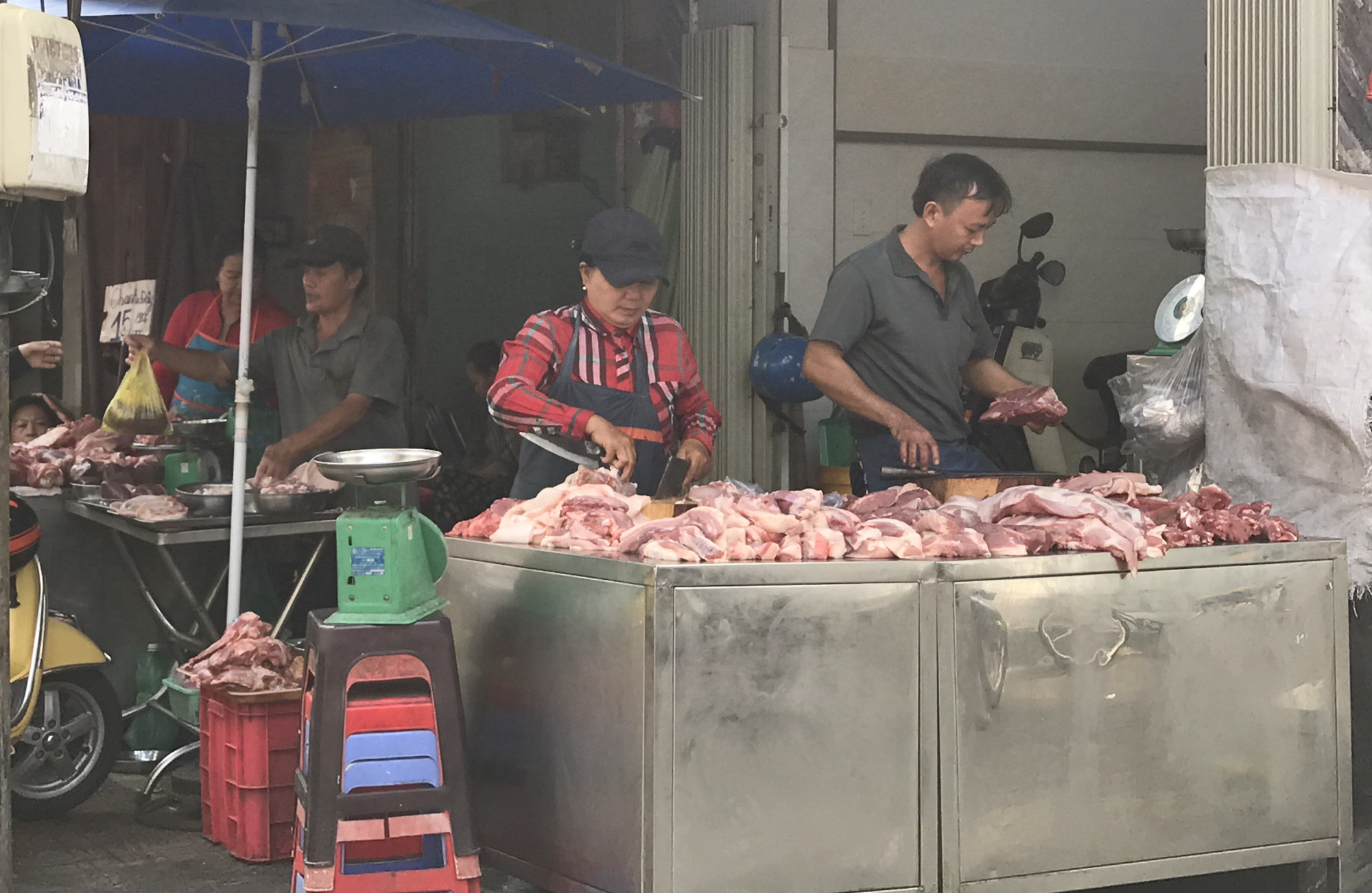 Giá heo hơi lao dốc, thịt heo tại chợ Sài Gòn bắt đầu giảm giá nhưng vẫn ê hề - Ảnh 1.