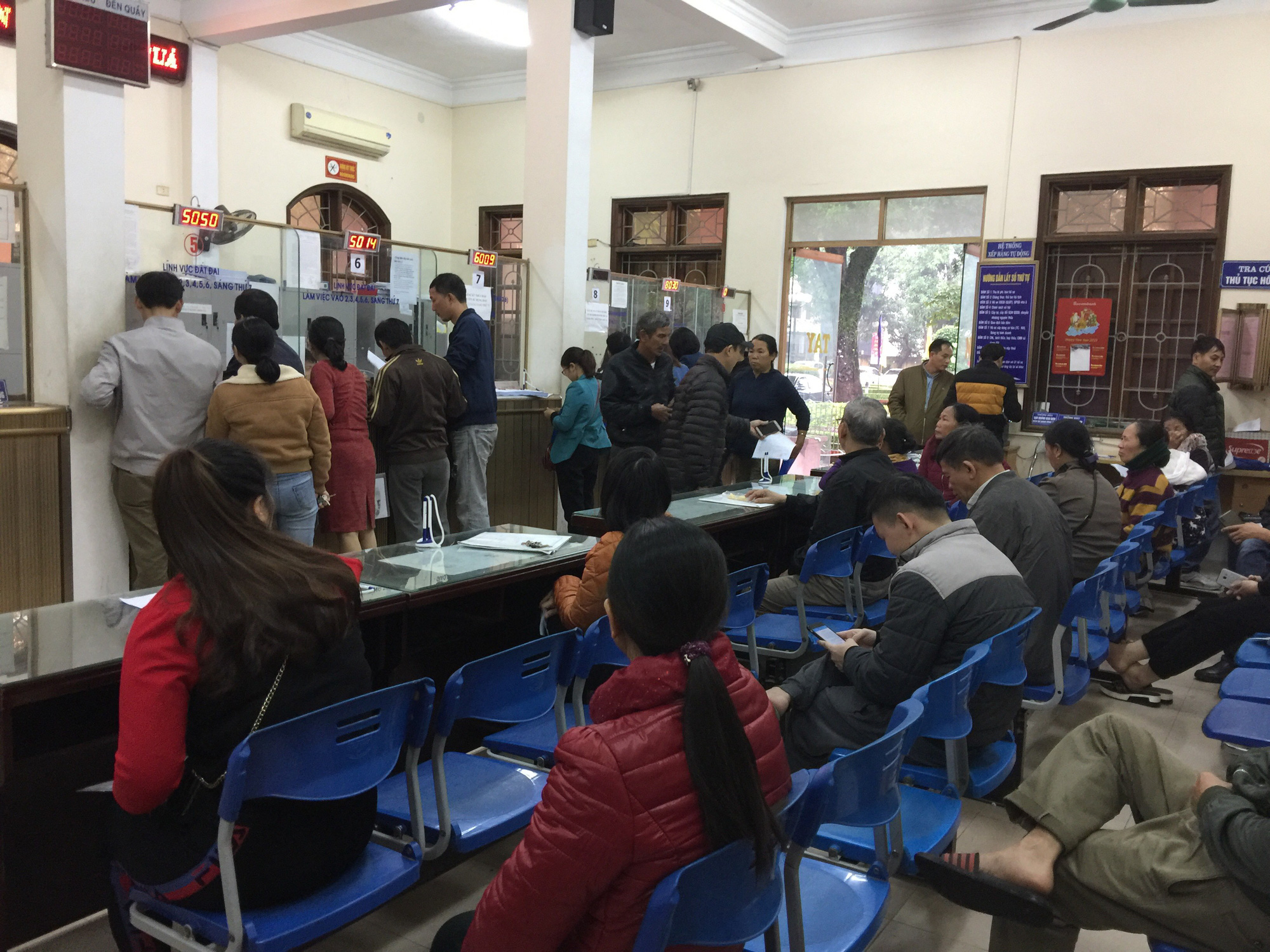 TP Vinh: Lo đất tăng giá, người dân chen chân làm thủ tục giao dịch - Ảnh 1. TP Vinh: Lo đất tăng giá, người dân chen chân làm thủ tục giao dịch - Ảnh 1.