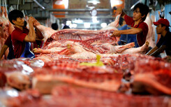 Heo hơi giảm 20.000 đồng/kg, thịt heo tại chợ Sài Gòn giảm theo, trong khi siêu thị đang tăng giá mạnh
