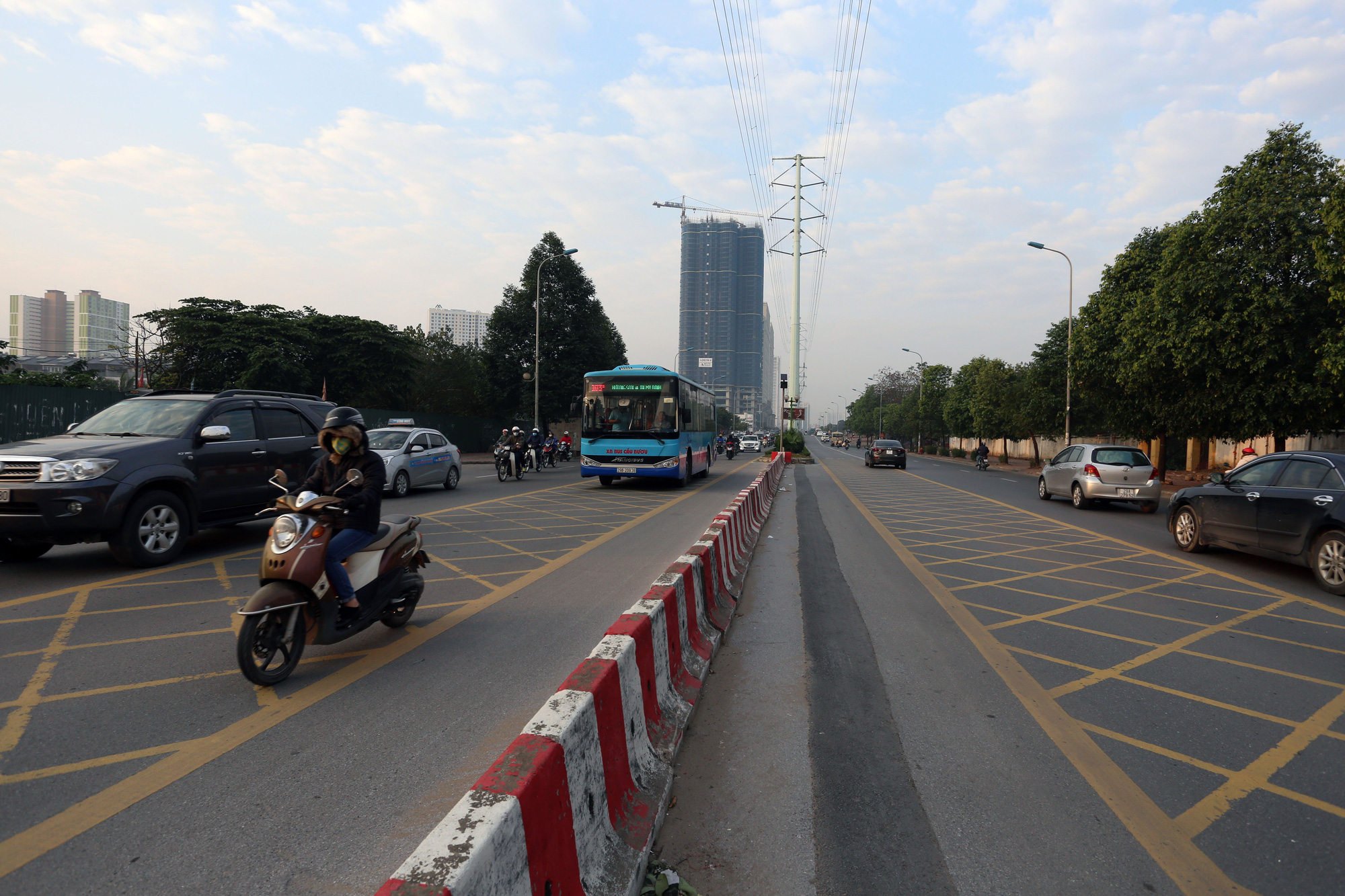 Hà Nội ngày đầu đi làm sau nghỉ Tết: Đường thông, đường vẫn tắc dài - Ảnh 2.