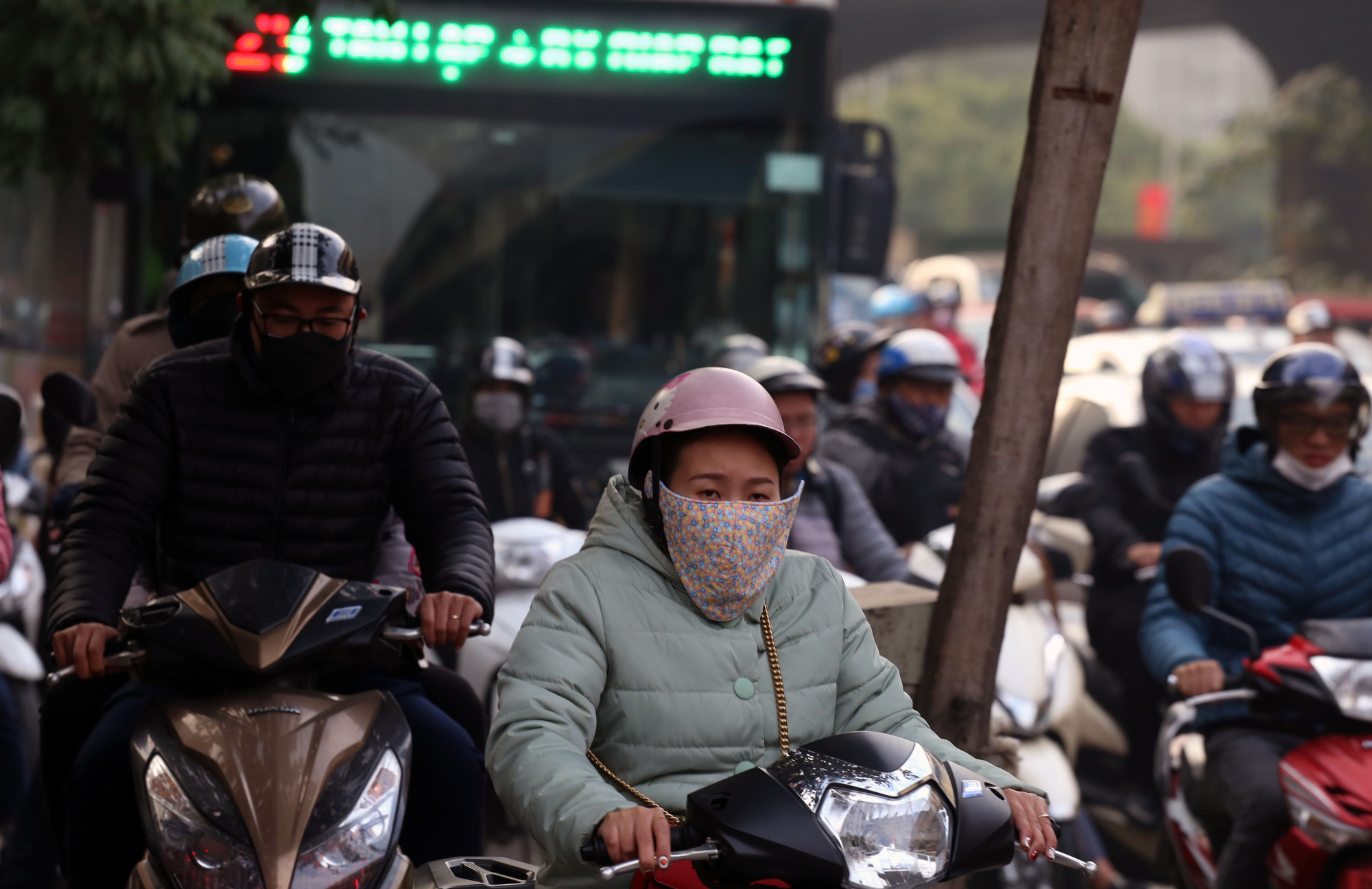 Hà Nội ngày đầu đi làm sau nghỉ Tết: Đường thông, đường vẫn tắc dài - Ảnh 11.